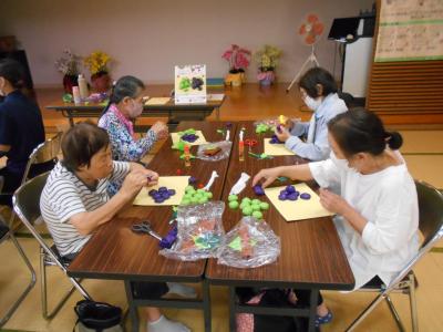 工作：お花紙で作る葡萄