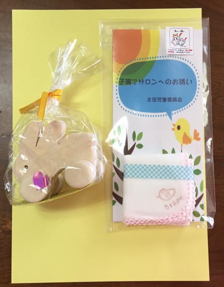 木のおもちゃとガーゼハンカチ