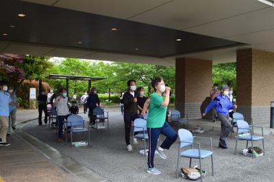 三百六十五日のマーチの音楽に合わせて、有酸素運動を行いました。